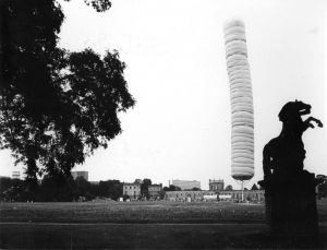 Christo & Jeanne-Claude (クリスト & ジャンヌ・クロード)「 5600 cubic meter package 」【掲載誌付】／撮影 : クラウス・バウム／(Christo & Jeanne-Claude「5600 cubic meter package」【With publication】 / Photo : Klaus baum)のサムネール