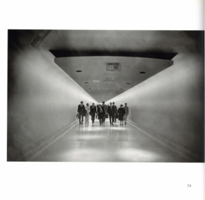 「ARRIVALS & DEPARTURES: THE AIRPORT PICTURES OF GARRY WINOGRAND / Photo: Garry Winogrand　Edit: Alex Harris, Lee Friedlander」画像4