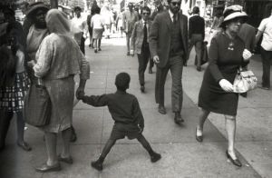 「THE MAN IN THE CROWD　The Uneasy Street of Garry Winogrand / Author: Garry Winogrand　Foreword: Fran Lebowitz 　Essay: Ben Lifson」画像5