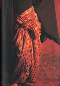 「IN AND OUT OF MODE / 写真：高木由利子　序文：小池一子」画像3